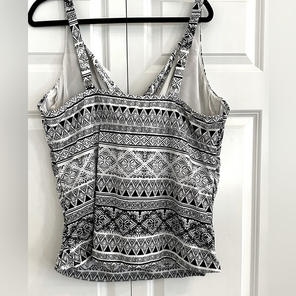 Liz Claiborne plus woman’s size 22W swim top black & white - Picture 2 of 2